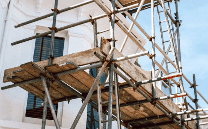 COORDINATE TEAMS, CONTRACTORS & DELIVERY PARTNERS